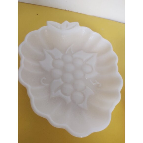 Hazel Atlas Milk glass Candy/Nut dishes embossed grape design. Set of 2 - Picture 5 of 9